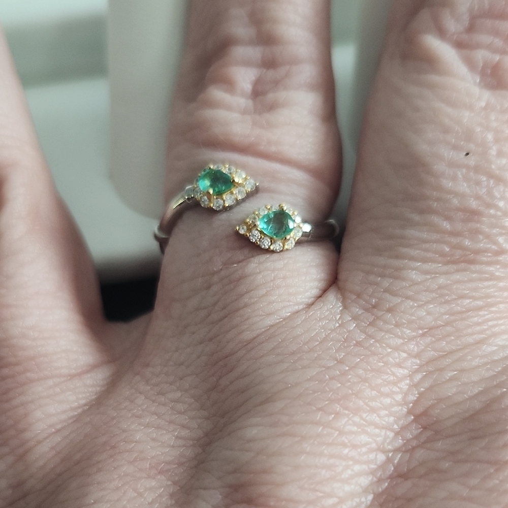 Elegant Silver and Green Gemstone Ring